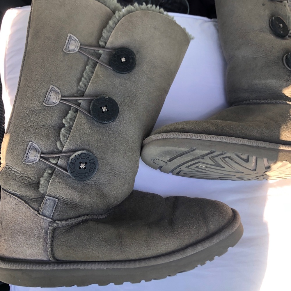 Grey 3 button tall ugg boots women’s 7 bailey